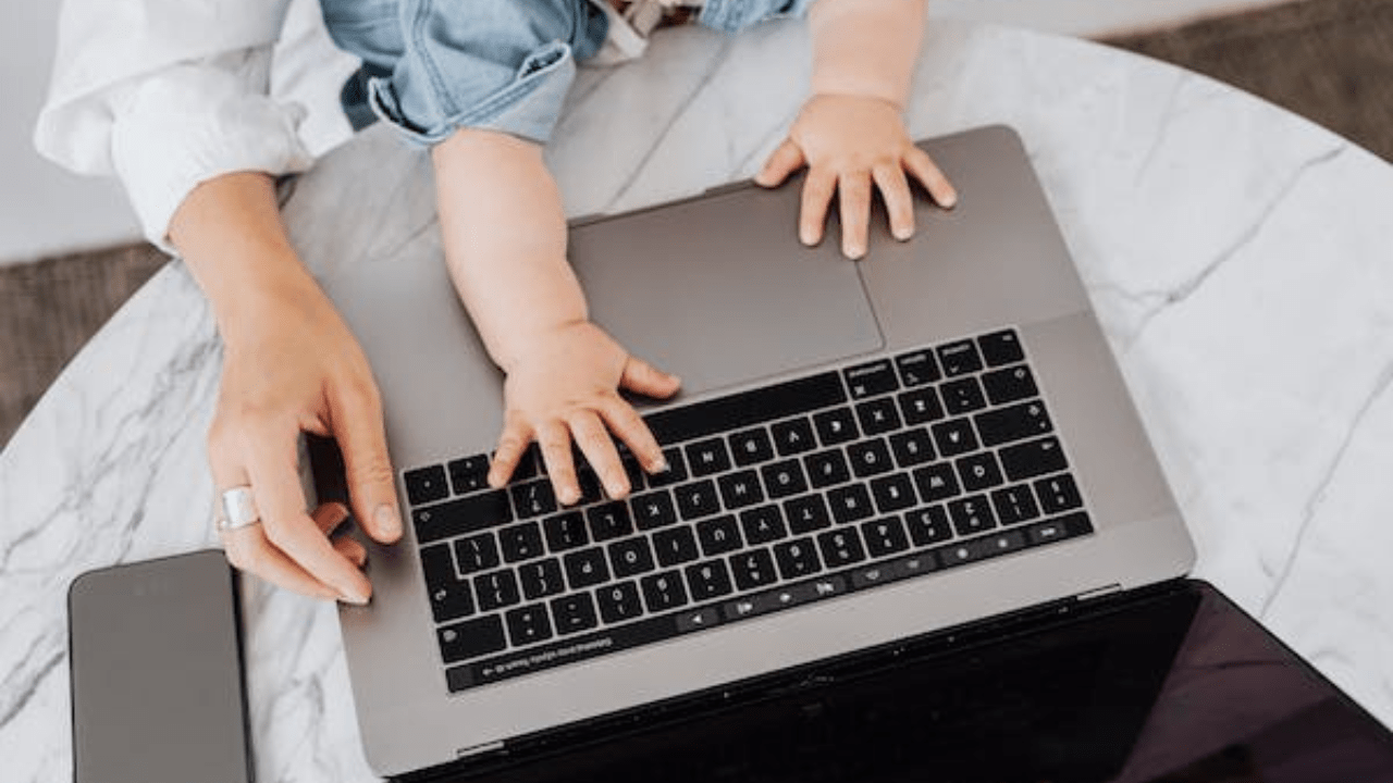 Who to Start a Stay at Home Mom Blog and Make Money